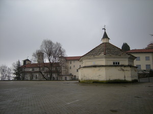 piazza davanti al santuario del Sacro Monte di Belmonte