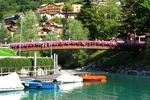 Piccolo ponte fiorito di Molveno