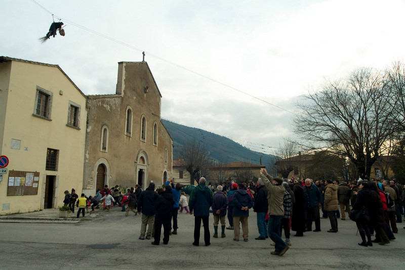 ''Ferentillo (TR): la Befana scende in largo Furio Miselli'' - Ferentillo