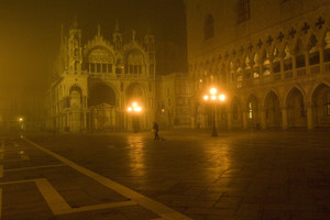 Venezia: pulizie della piazzetta San Marco di notte