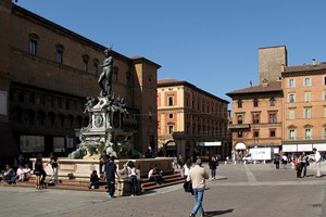 Pomeriggio in piazza a Bologna