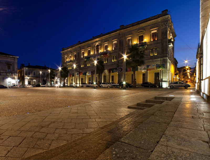 ''Palazzo municipale e ora blu in Piazza San Pietro'' - Riposto