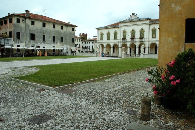 ''piazza e nuvole'' - Castelfranco Veneto