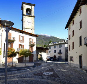 La piazza centrale di Chiuro