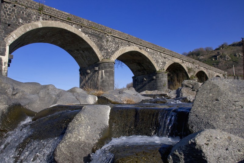 ''immersa tra acque scroscianti..'' - Castiglione di Sicilia