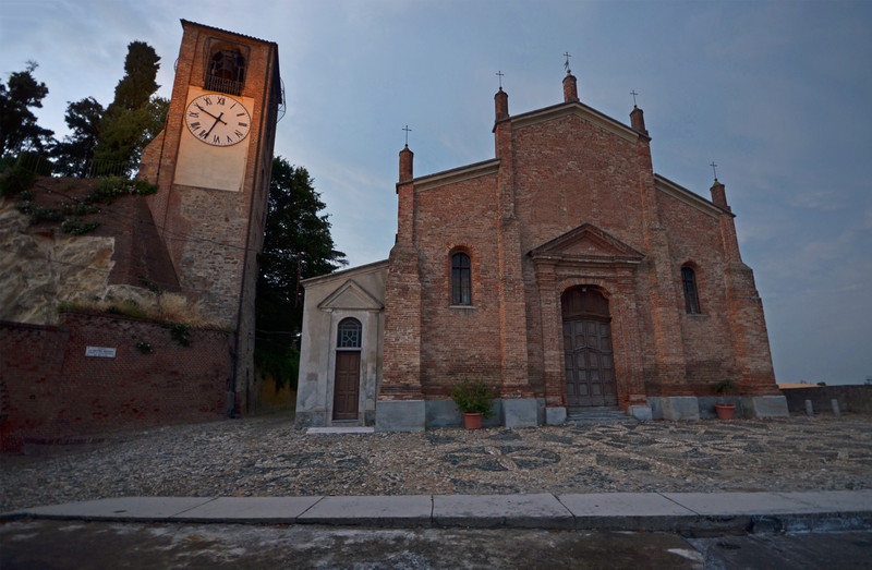''Al tramonto a vegliare sui tetti ozzanesi'' - Ozzano Monferrato