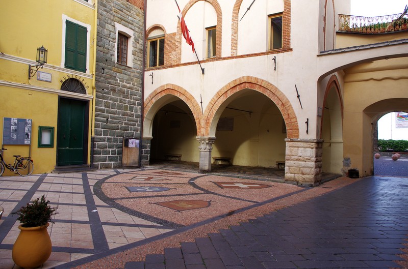 ''la piazza degli stemmi…..'' - Noli