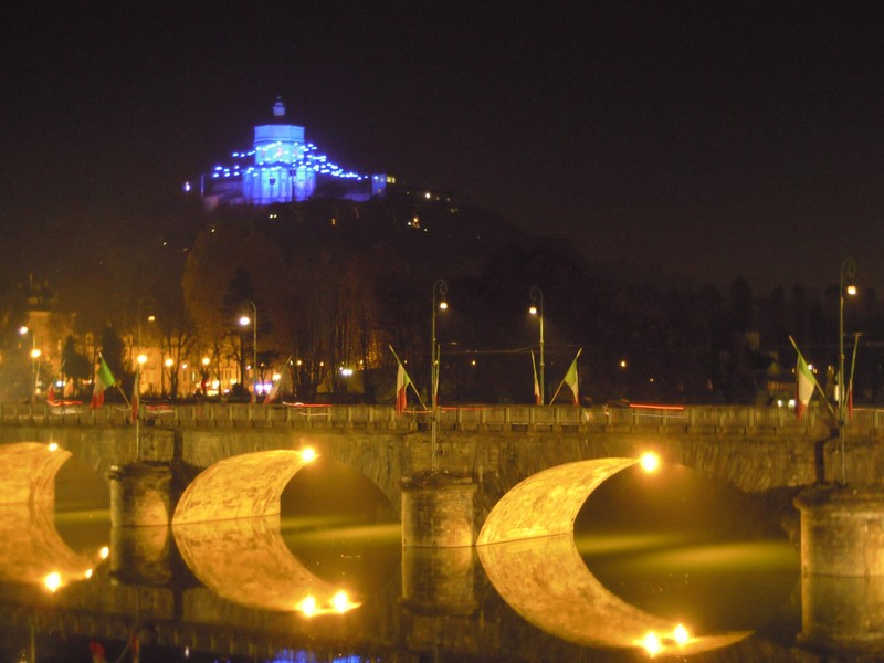 ''Torino e vista notturna con il Monte dei Cappuccini'' - Torino