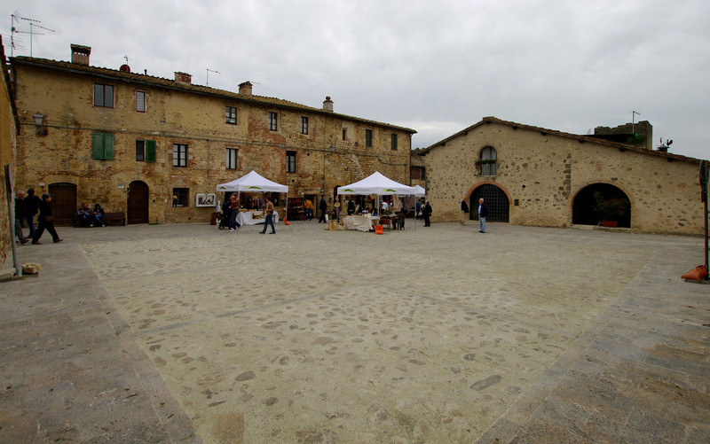 ''Non sono importante nessuno mi fotografa'' - Monteriggioni