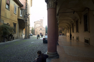Bologna: piazza Santo Stefano vista dai portici