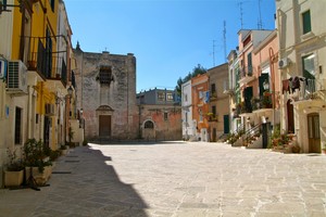 La Piazzetta si apre alla Chiesetta