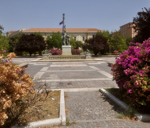 lato A – fiori secchi in Piazza Italia