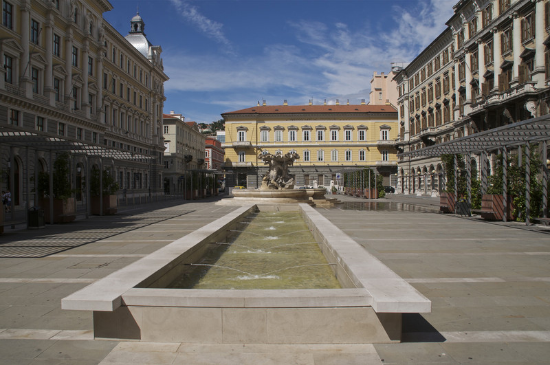 ''Piazza Vittorio Veneto in una domenica d’estate'' - Trieste