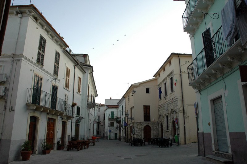 ''Piazza Umberto I : Pronta per l’aperitivo domenicale'' - Lettomanoppello