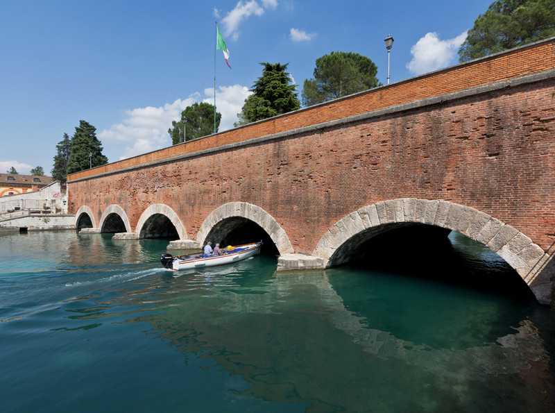 ''Entrando nel tunnel'' - Peschiera del Garda