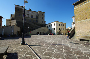 Piazza con castello