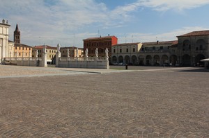 Una gran piazza