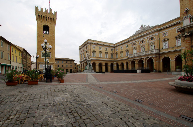 ''La piazza del poeta'' - Recanati