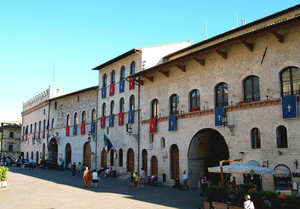 Assisi,Piazza del comune e centro della città