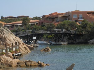 Ponticello in legno a Porto Cervo