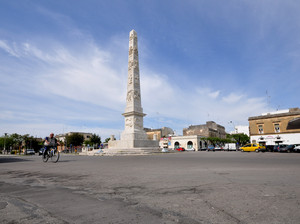 una piazza con obelisco