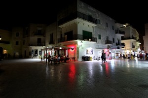 riflessi rossi in Largo Cavour