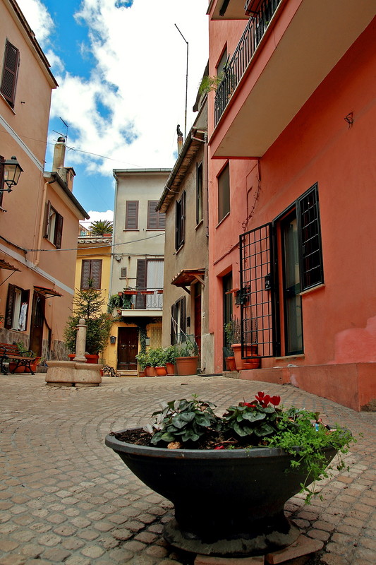 ''Piccole….. grandi piazzette della nostra bella Italia.'' - Riano