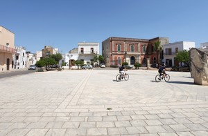 in bici in Piazza Mercato