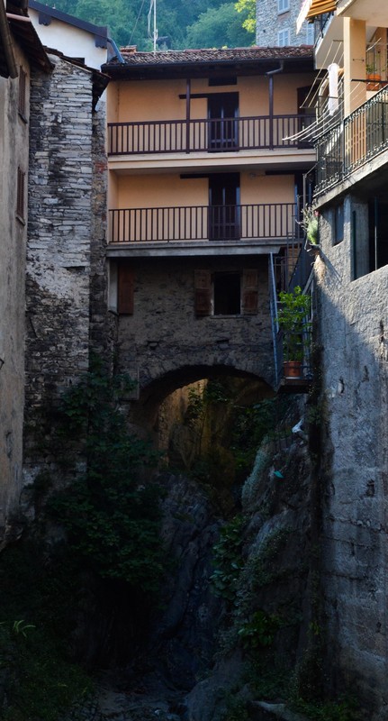 ''Un ponte tra le case'' - Colonno