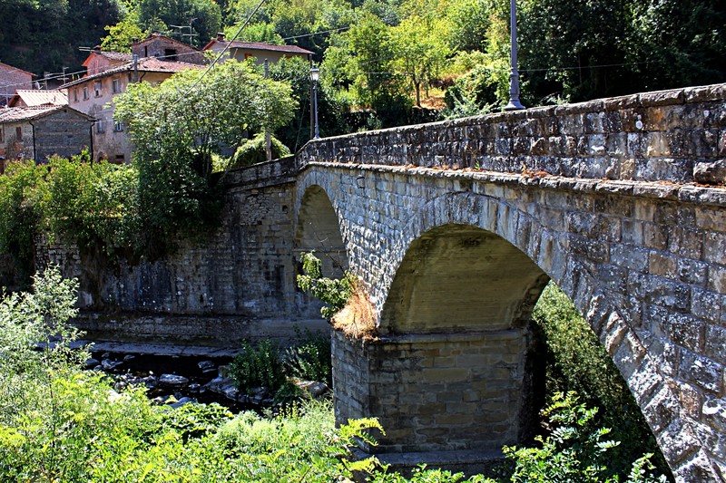 ''Ponte sul Solano verso il vecchio borgo'' - Castel San Niccolò