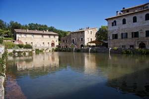 La piazza di Bagni Vignone