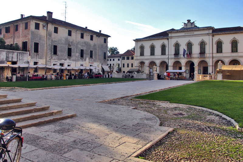 ''La piazza e il Municipio'' - Castelfranco Veneto
