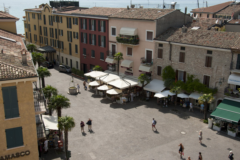 ''Sole a picco su Piazza Castello'' - Sirmione