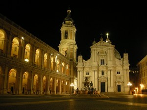Piazza della Madonna di Loreto in tutto il suo splendore e fascino notturno….