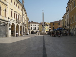L’altro lato di Piazza Garibaldi.