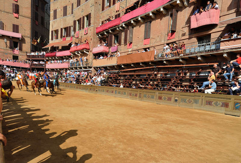 ''mostrando la Piazza con la “provaccia” del Palio al mattino'' - Siena