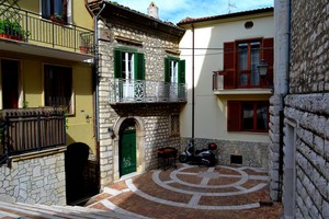 ” Quattro gradini e siamo in piazza, anzi…largo ” – Largo Decio Cicogna.