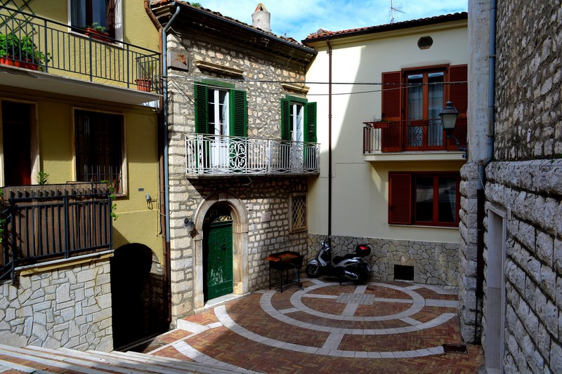 ''” Quattro gradini e siamo in piazza, anzi…largo ” – Largo Decio Cicogna.'' - Monteroduni