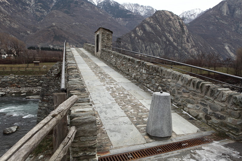 ''Attraversando il ponte'' - Arnad