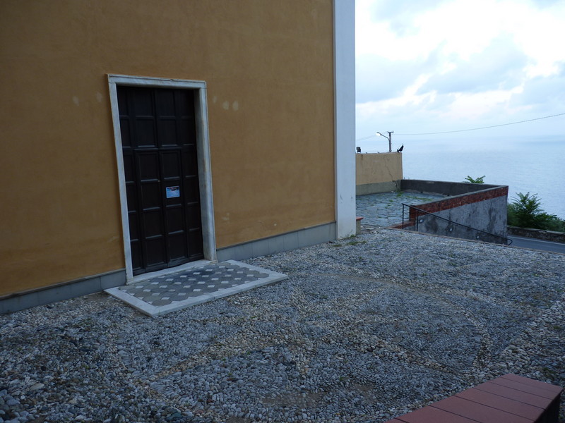 ''piazza in ardesia e ciotoli vista mare'' - Bergeggi