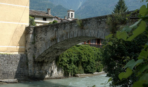 Un antico ponte di pietra tra le case di Boffetto