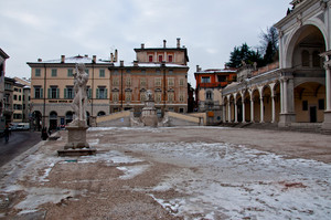 La neve in Piazza Libertà