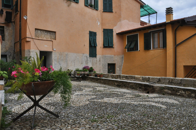 ''nel paese delle porte dipinte'' - Prelà