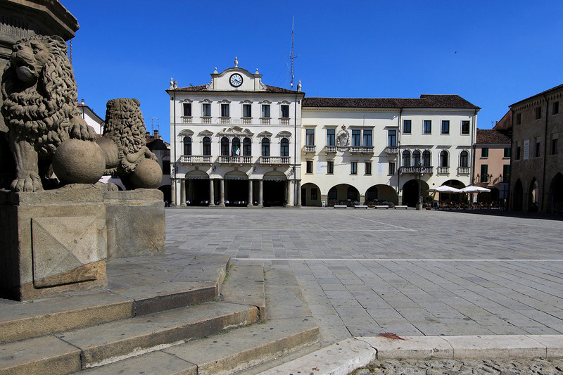 ''Du’ ….leoni'' - Este