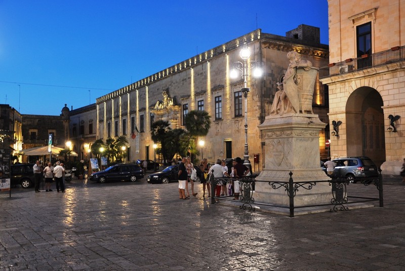 ''Piazza Aldo Moro col palazzo baronale nell’ora blu'' - Maglie
