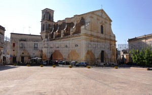 Piazza Garibaldi con la Chiesa Madre di S. Maria delle Grazie
