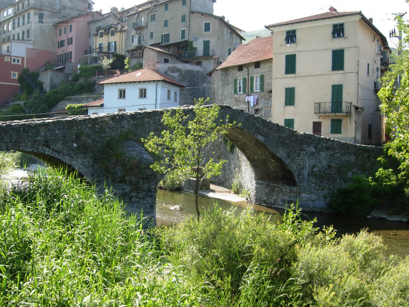 ''A passeggio sul vecchio ponte'' - Voltaggio