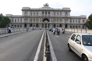 Fra le auto sul ponte Umberto I