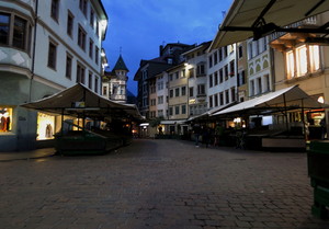 Passeggiata nella piazza deserta