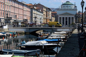 Punto giallo su ponte rosso